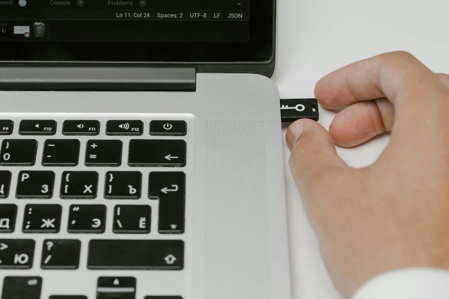 una persona a punto de extraer un USB del ordenador portátil
