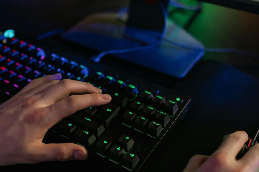 manos en el teclado de gaming